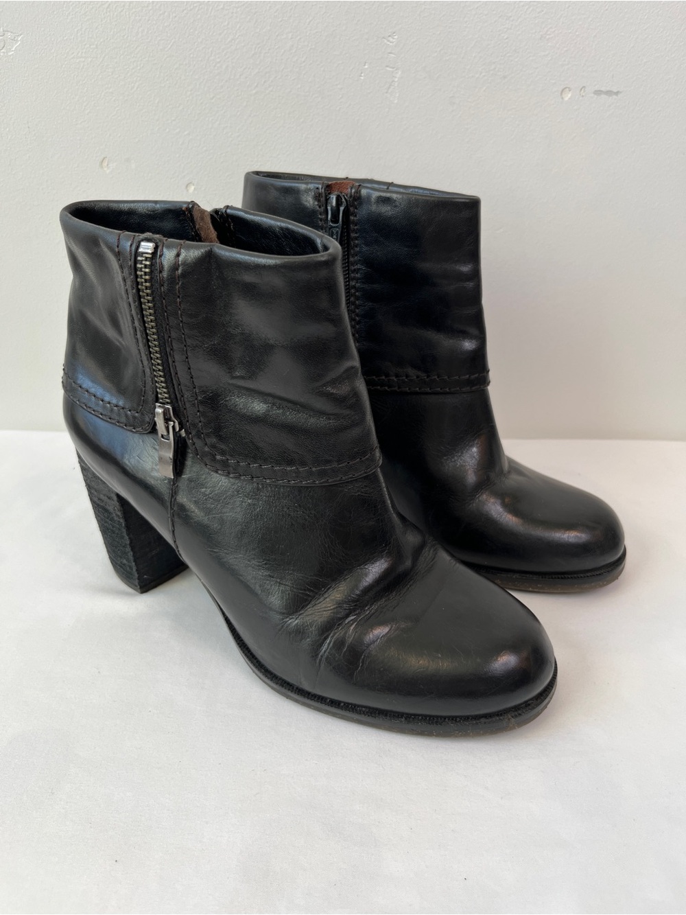 Naya Lark Black Leather Cuffed Ankle Boots Block Heel Side Zip Womens Size 8 M